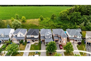 3 1 BEDROOM, 4 BATH HOME BACKING ONTO GREEN SPACE !