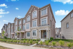 Stunning Corner Unit Townhouse Bright, Spacious, and Modern !