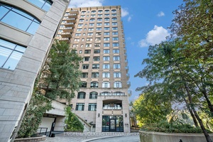 Located in Ottawa's downtown core, this unit features 2 bedrooms and 2 bathrooms across 880 sq.