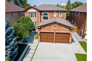 Beautiful Ravine Lot Home in Glen Abbey Backing on to Merchants Trail amp ; Across from Heritage Way Park.