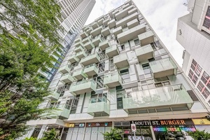 Welcome to this stunning condo apartment situated in the vibrant heart of Toronto's Harbourfront.