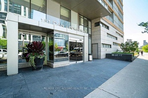 A Bright amp ; Luxury Condo At Parade 2 City Place, D Town Toronto.