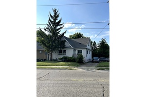 Bright, clean, and cozy second floor one bedroom unit in a well maintained duplex perfect for a single tenant.