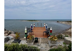 Elegant Waterfront Living on Georgian Manor Drive in Collingwood.