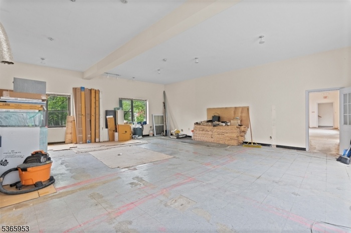 Commercial building for sale