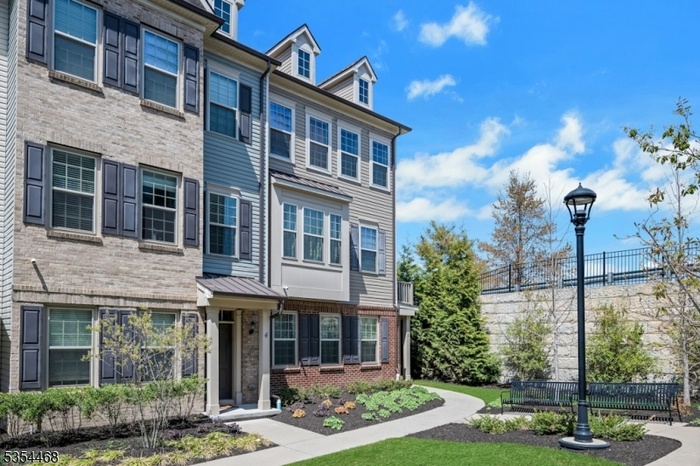 EXTERIOR / FRONT LAWN