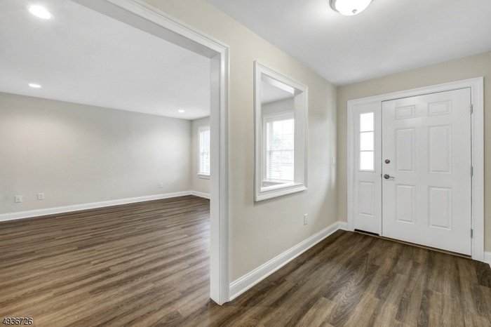 Front entrance/foyer (Unit 2)