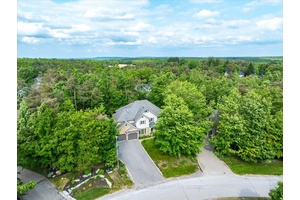 Escape the City amp ; Embrace the Horseshoe Valley Lifestyle !
