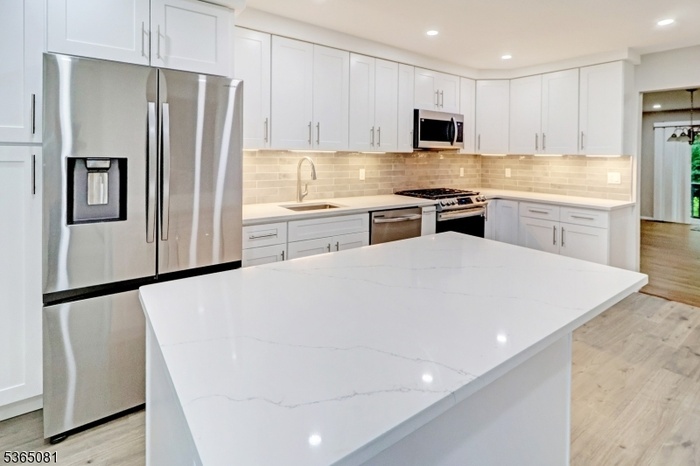 Kitchen with large island