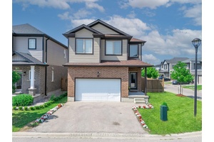 For Sale Spacious 3 Bedroom Detached Condo on a large Corner lot in South London Location !