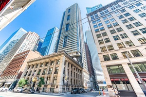 Welcome To This Contemporary 2 Bed Den, 2 Bath Condo In The Heart Of Torontos Financial District !