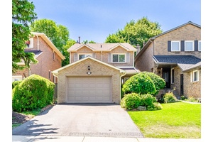 Bright and beautifully maintained 5 level Backsplit in much sought after Sawmill Valley !