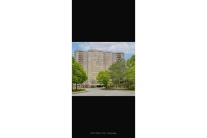 Very clean and big 3Bedrooms Condo in BRAMPTON ON, excellent view of the city, ensuite bathroom plus separate shower in the primary bedroom, laminate floor in the entire unit.