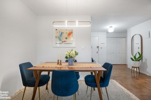 Discover the charm of this one bedroom apartment, offering uninterrupted views across Orange Street toward the enchanting gardens of Plymouth Church and School.