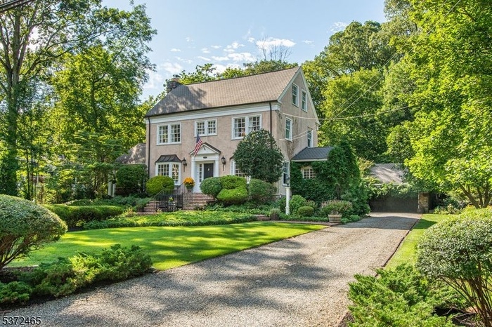 Front Exterior w/Driveway