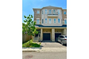 Gorgeous Freehold Townhouse End Unit Like Semi, Step From Turnberry Golf Course, Close To Hwy 410, Schools, Park, Go, Brampton Transit, Trinity Common Mall, All Laminated Floors, No Carpet In ...