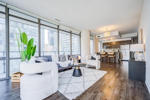 Stunning 2Bed Den Condo with Skyline Views in the Heart of Downtown Toronto !
