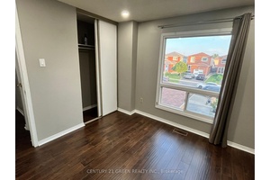 Beautifully maintained 3 bed, 2 bath 1 powder room detached home in the desirable Fletchers Creek South community.