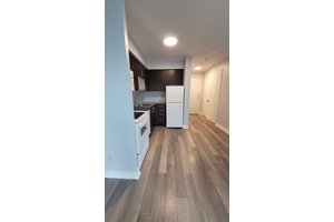 Enjoy urban convenience in this cozy bachelor suite, ideally situated just steps from Scarborough Town Centre, offering access to a wide range of shops, dining options, and entertainment.