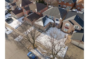 Welcome to this stunning detached home in the highly sought after East Credit neighbourhood, offering With 4 spacious bedrooms, 4 bathrooms, a double garage, and a driveway for 3 cars, ...