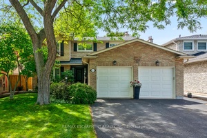 Welcome to 1043 Vanier Drive in prestigious Lorne Park.