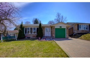 BRIGHT, OPEN CONCEPT BACKSPLIT WITH LARGE YARD amp ; ENTERTAINERS PATIO !