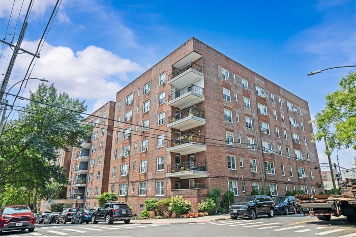 View of apartment building / complex