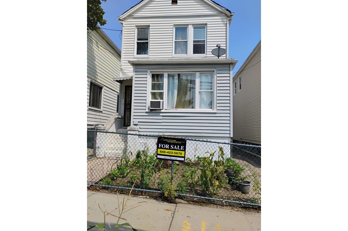 View of front of property featuring a fenced front yard