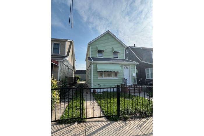 View of front of home featuring a fenced front yard