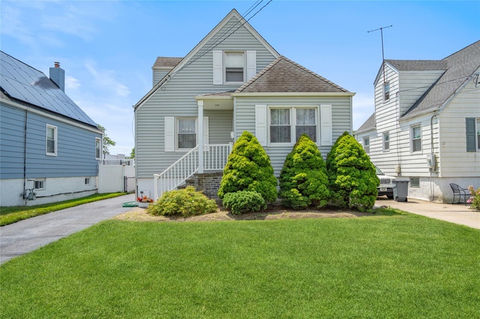 View of front of home featuring a front lawn