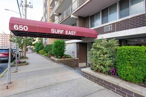 This thoughtfully designed one bedroom alcove studio is ready for you !