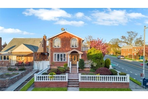 Welcome to Fresh Meadows Living at Its Finest !