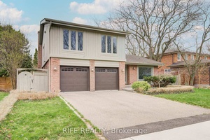 Welcome to 17 Bramble Drive A Rare Gem in the Prestigious Denlow Neighbourhood !