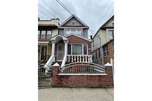 Come check out this colonial attached home !