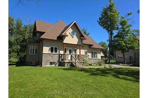 Absolutely Stunning Custom Built 3 Bedroom Modern Home With Walking Distance to a Beautiful Georgian Bay Beach !