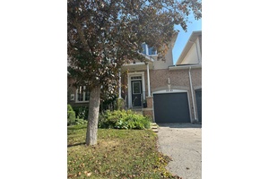 The Well maintained 3 bedroom 4 bathroom with finished basement in the sought after Iroquois Ridge area.