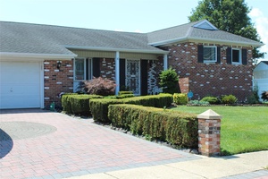 Sprawling split in Jefferson Estates with great curb appeal.