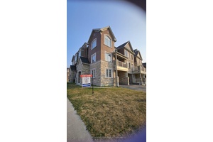 Spacious 4 BR corner unit Townhouse with lots of upgrades hardwood floors and granite kitchen counter top, and more !