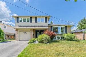 Dreaming of a backyard getaway, ample parking, and a versatile layout ?