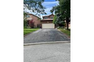 This charming detached 4 bedroom house in Desirable Erin Mills Neighbourhood Mississauga offers a blank canvas for your dream renovation.