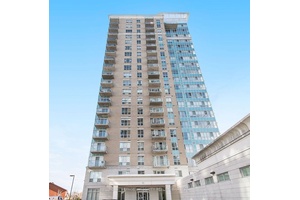 Immaculate 1 Bedroom Apartment with Stunning River and Ottawa Skyline Views.