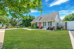 Enjoy this stunning home that boasts a wonderful open floor plan and an abundance of amenities.