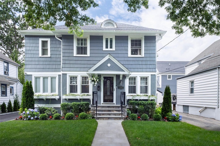 View of front facade featuring a front yard