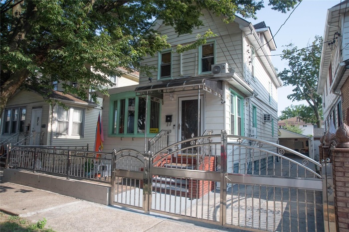 View of front of house featuring a gate and a fenced front yard
