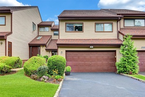 Beautifully Renovated 4 Level Townhouse in Prime Glen Head Location Nestled in the heart of Glen Head and located within the highly sought after North Shore School District, this beautifully ...