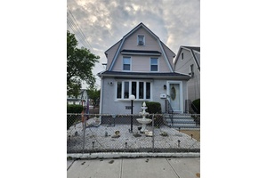 Nestled in the heart of Saint Albans, Queens, this charming single family home provides a comfortable and convenient lifestyle.