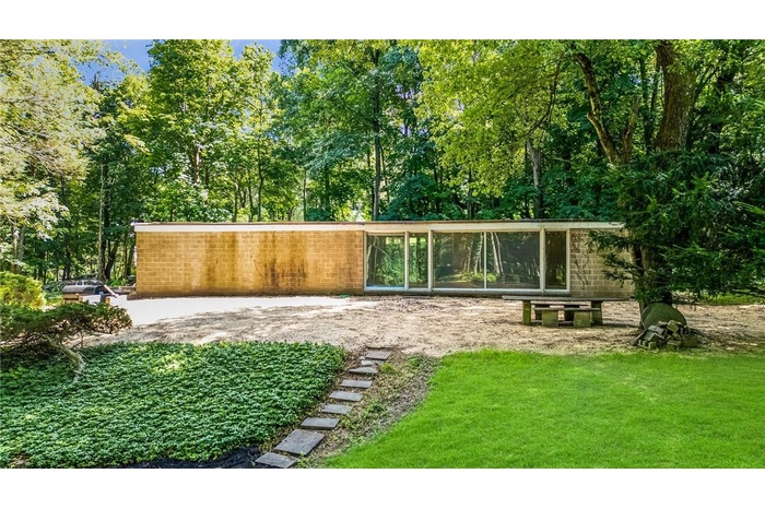 Philip Johnson's first home. Built circa 1946