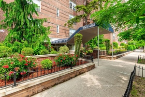 Expansive JR4 2BR at The Euclid Bright, Airy, and Perfectly Positioned Sun filled southwest exposure with a great floor plan.