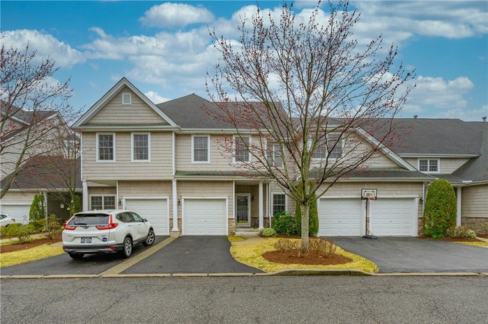 Welcome to this luxury 3 bedroom, 2.1 bath rental in Discovery Cove at Half Moon Bay condominium complex in Croton-on-Hudson, NY.