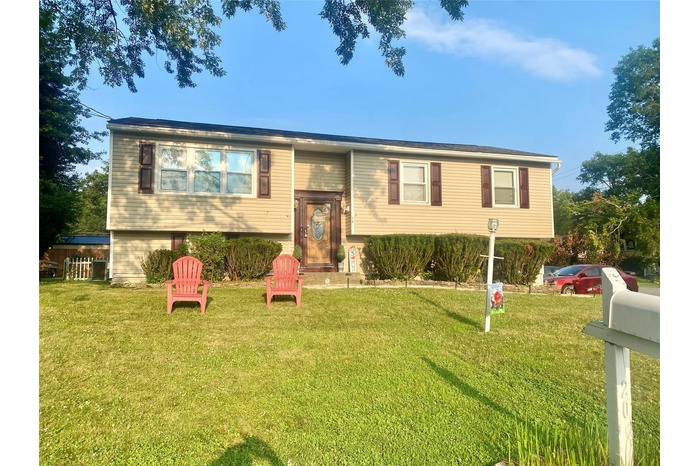 Split foyer home featuring a front yard